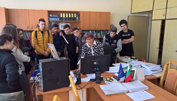 Ученици пресъздадоха съдебен процес в казанлъшкия съд