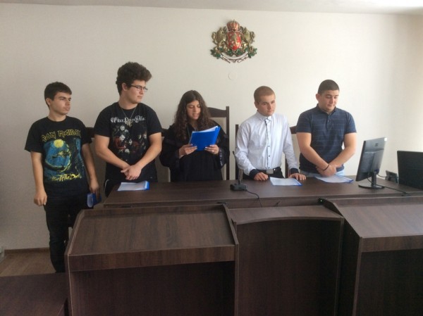 Ученици пресъздадоха съдебен процес в казанлъшкия съд