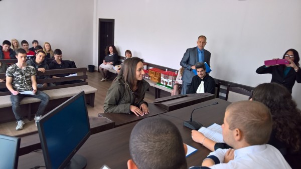 Ученици пресъздадоха съдебен процес в казанлъшкия съд