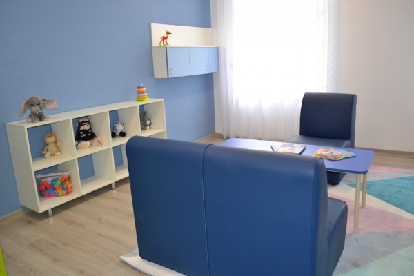 „Спешен център за настаняване на деца в риск“ и „Синя стая” бяха официално открити днес в Центъра за обществена подкрепа в Казанлък