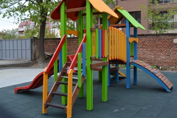 „Спешен център за настаняване на деца в риск“ и „Синя стая” бяха официално открити днес в Центъра за обществена подкрепа в Казанлък