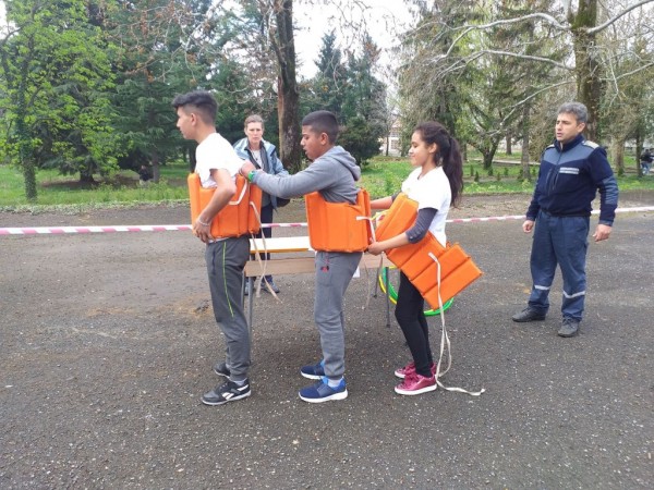 Ученици мериха сили в състезание по защита при бедствия и пожари