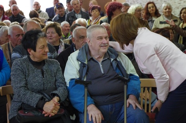 Старейшени ГЕРБ и депутатът Борис Кърчев с дарение за новия пенсионерски клуб в града