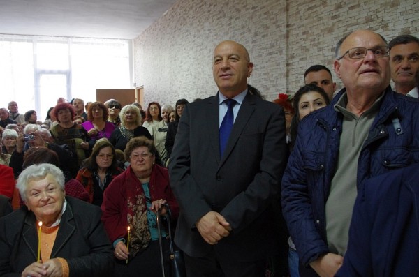 Старейшени ГЕРБ и депутатът Борис Кърчев с дарение за новия пенсионерски клуб в града