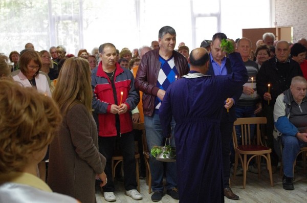 Старейшени ГЕРБ и депутатът Борис Кърчев с дарение за новия пенсионерски клуб в града