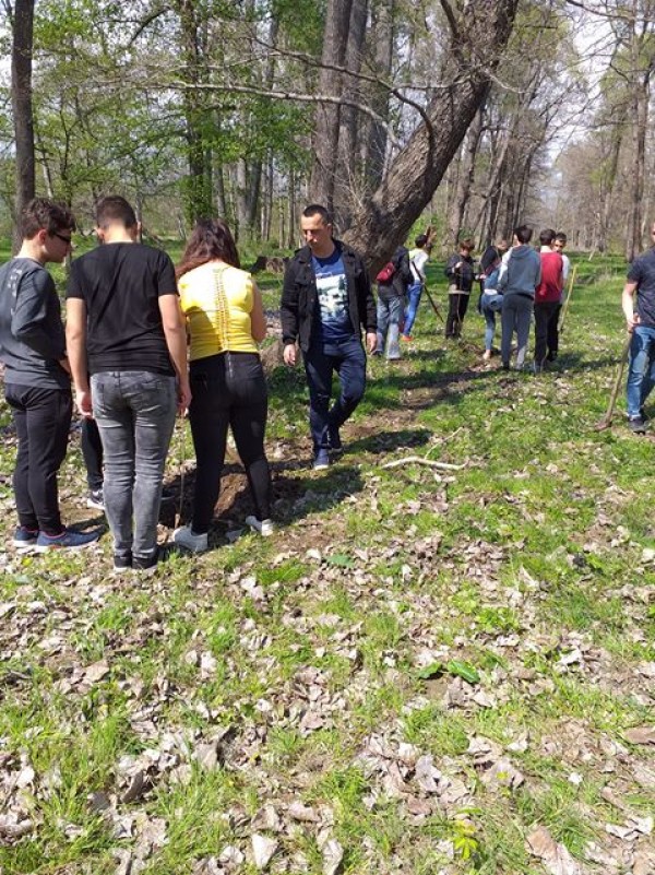 Ученици засадиха 30 дръвчета в Деня на Земята