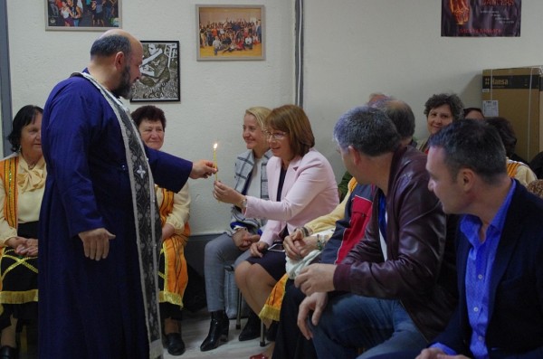 Старейшени ГЕРБ и депутатът Борис Кърчев с дарение за новия пенсионерски клуб в града