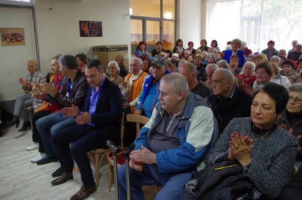 Старейшени ГЕРБ и депутатът Борис Кърчев с дарение за новия пенсионерски клуб в града