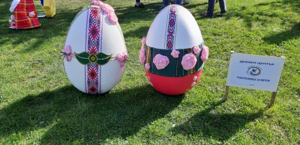 Децата украсиха Казанлък за Великден