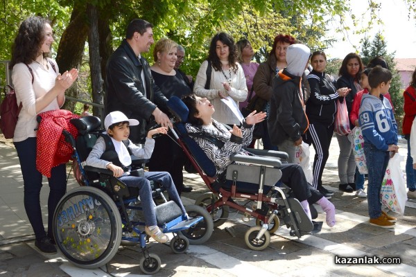 Специализирани колички получиха деца от Мъглиж 