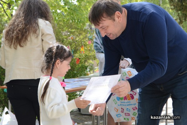 Специализирани колички получиха деца от Мъглиж 