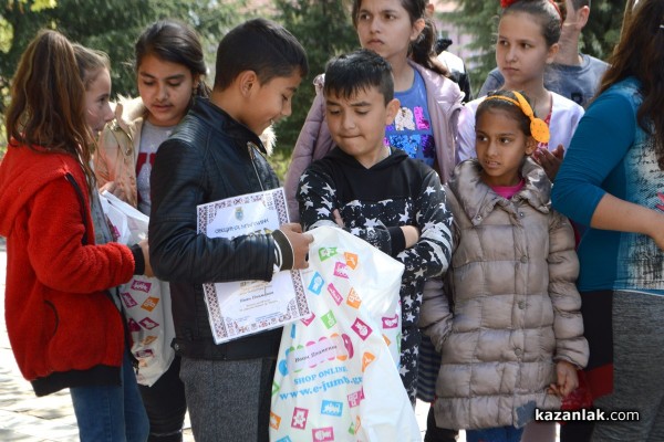 Специализирани колички получиха деца от Мъглиж 