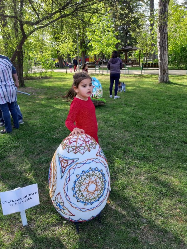 Децата украсиха Казанлък за Великден