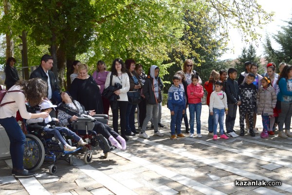 Специализирани колички получиха деца от Мъглиж 