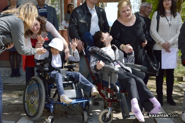 Специализирани колички получиха деца от Мъглиж 