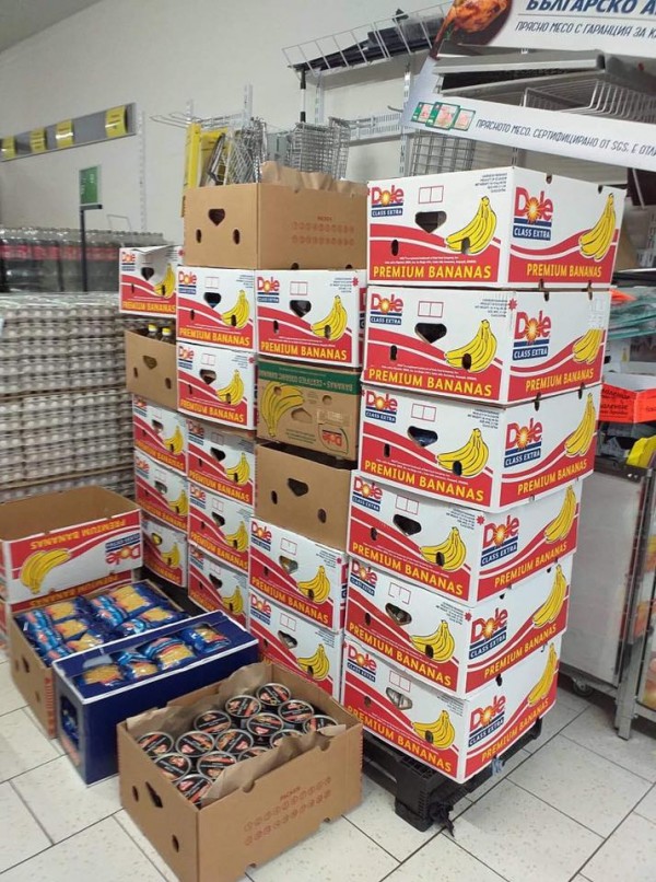 800 кг храна дариха казанлъчани за достойна Великденска вечеря на пенсионерите