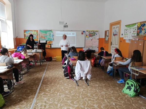 Обаятелната Гълъбина гостува на читалището в Енина