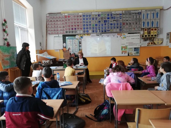 Обаятелната Гълъбина гостува на читалището в Енина