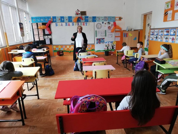 Обаятелната Гълъбина гостува на читалището в Енина