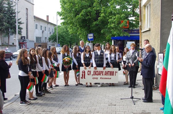 Казанлъчани почетоха Априлското въстание пред плочата на Стефан Почеков / Новини от Казанлък