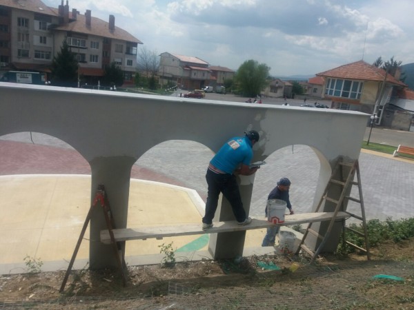 Продължава разкрасяването на град Шипка