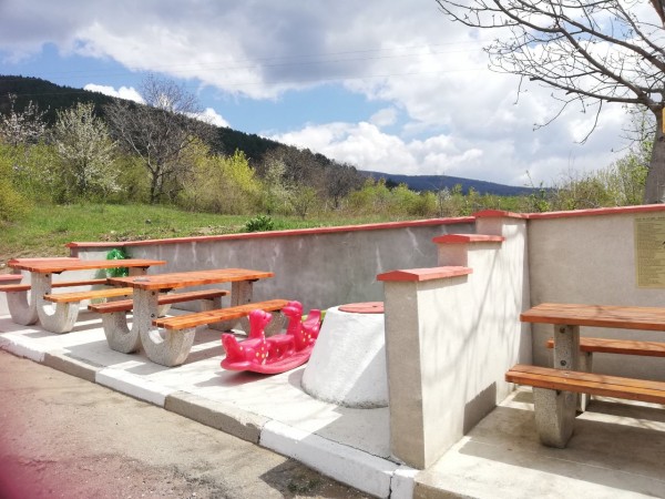 Продължава разкрасяването на град Шипка