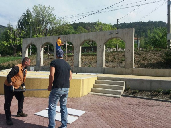 Продължава разкрасяването на град Шипка