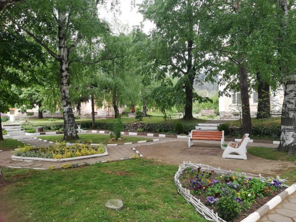 Продължава разкрасяването на град Шипка