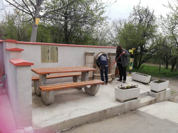 Продължава разкрасяването на град Шипка