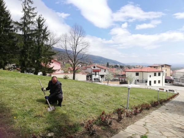 Продължава разкрасяването на град Шипка