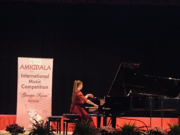 Пианистите на Елена Юлиянова с награди и от Италия