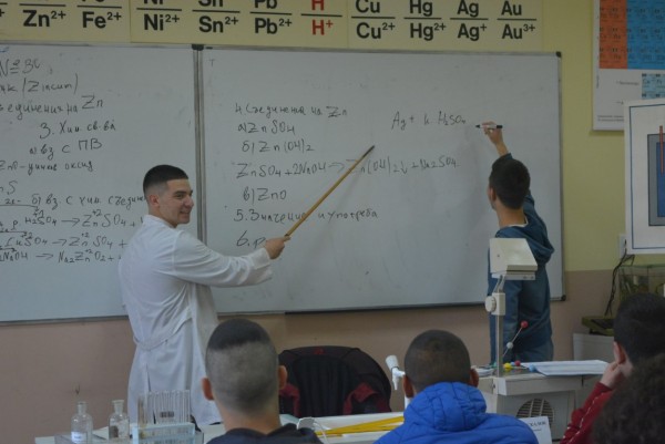 Ученици и учители си размениха ролите в ПГ „Иван Хаджиенов”