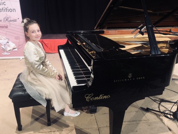 Пианистите на Елена Юлиянова с награди и от Италия