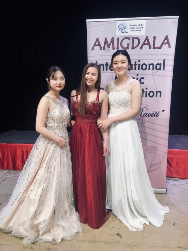 Пианистите на Елена Юлиянова с награди и от Италия