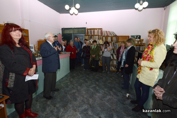 Умалени копия на Яхната и Чирпанлиевата къща може да видите в библиотеката