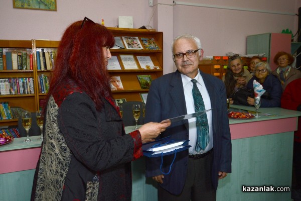 Умалени копия на Яхната и Чирпанлиевата къща може да видите в библиотеката