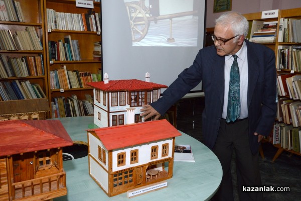 Умалени копия на Яхната и Чирпанлиевата къща може да видите в библиотеката