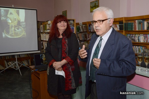 Умалени копия на Яхната и Чирпанлиевата къща може да видите в библиотеката