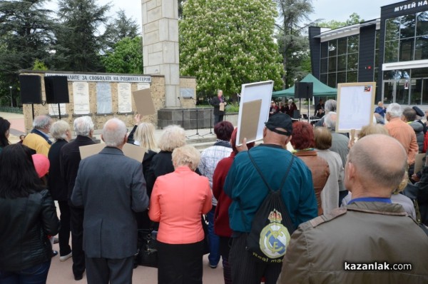 За трета година шествието на “Безсмъртния полк“ премина по казанлъшките улици