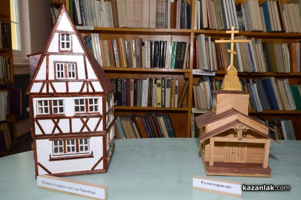 Умалени копия на Яхната и Чирпанлиевата къща може да видите в библиотеката