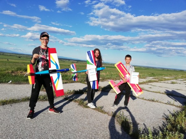 Децата от казанлъшкия клуб по авиомоделизъм грабнаха куп награди от Национално състезание