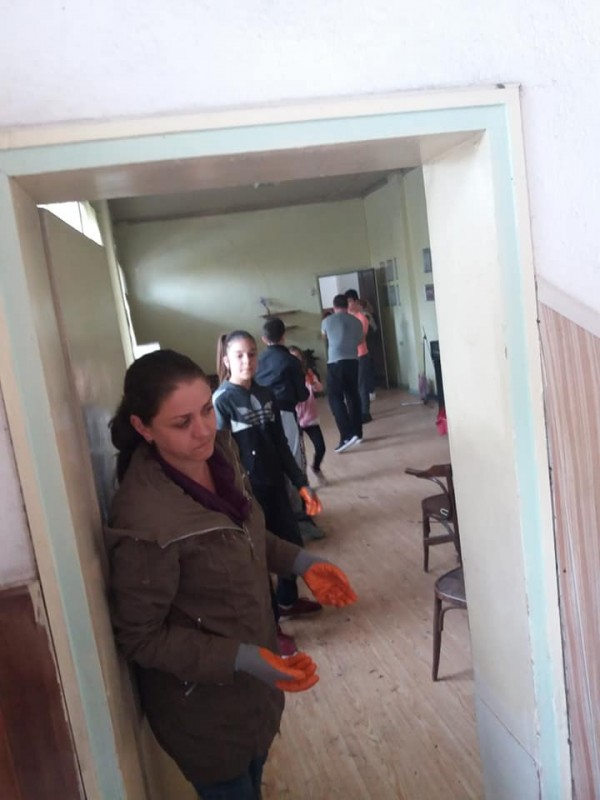 Бузовградчани инициираха почистване на читалището си