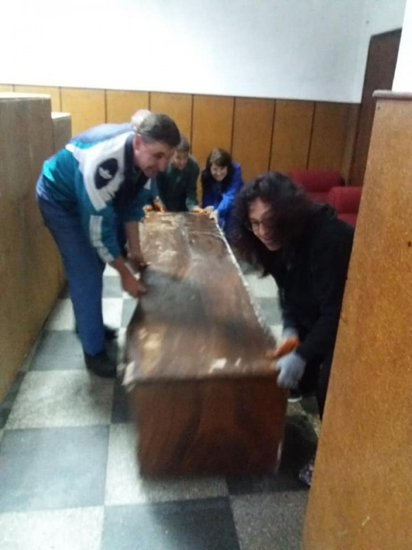 Бузовградчани инициираха почистване на читалището си