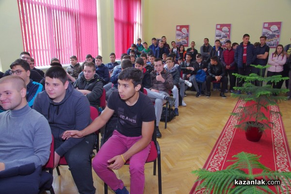 Журналистът Генка Шикерова се срещна с учениците на ПГ “Иван Хаджиенов“