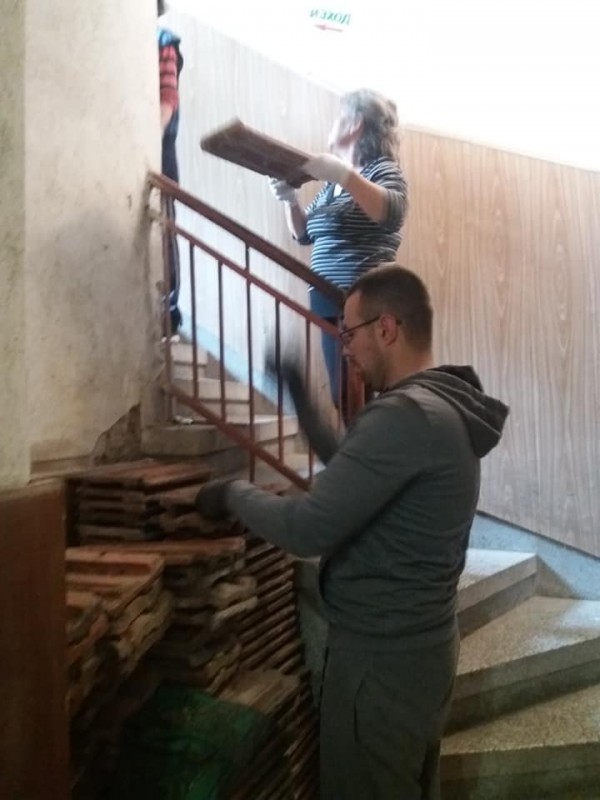 Бузовградчани инициираха почистване на читалището си