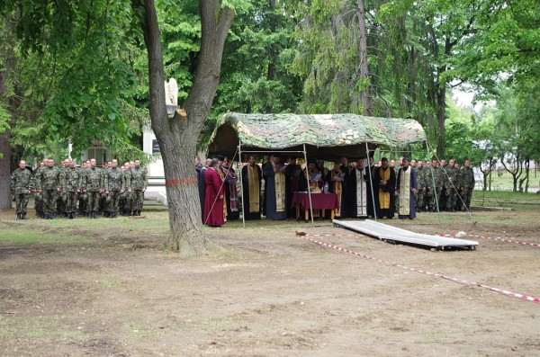Кметът на Казанлък участва в първа копка на нов параклис в Гарнизона