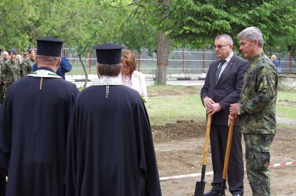 Кметът на Казанлък участва в първа копка на нов параклис в Гарнизона