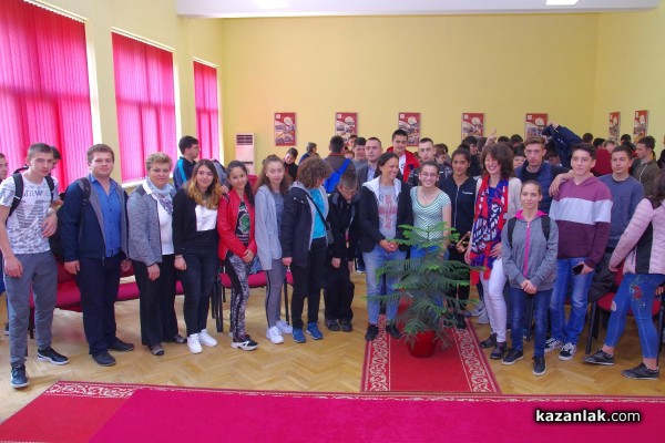 Журналистът Генка Шикерова се срещна с учениците на ПГ “Иван Хаджиенов“