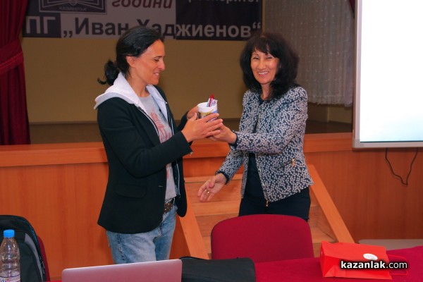 Журналистът Генка Шикерова се срещна с учениците на ПГ “Иван Хаджиенов“