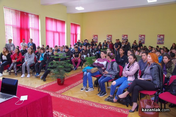 Журналистът Генка Шикерова се срещна с учениците на ПГ “Иван Хаджиенов“